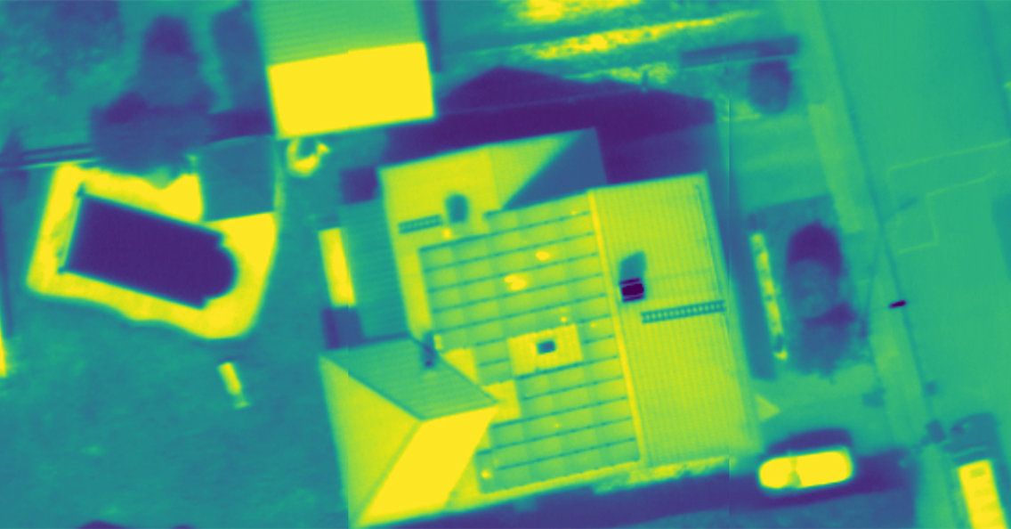 Infrarotbild eines Hausdachs mit teilweise defekten PV-Modulen