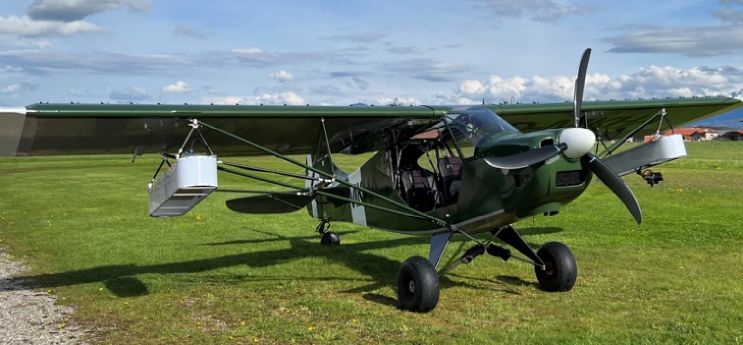 Leichtflugzeug mit Pods unter den Tragflächen